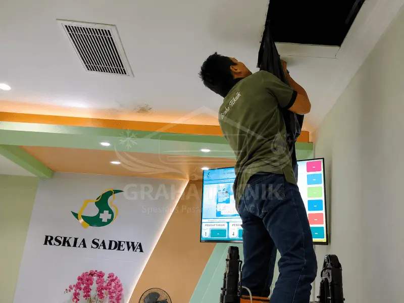 Bongkar pasang AC cassette di plafon kantor